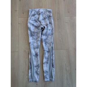 Lululemon‎ Train Times 7/8 Pant 25" Size 4 Breeze By White Cast/Light Cast Print